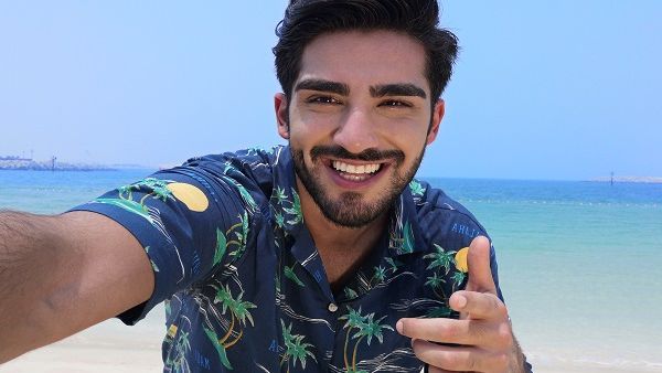 يكمن الجواب في البحث عن هاتف مزود بكاميرا تتمتع بالذكاء الكافي لاستلام زمام الأمور. بمعنى آخر، كاميرا قادرة على التعرف على الخلفيات والتكيف تلقائياً معها لتلقط الحيوية في السماء الزرقاء الصافية أو المناظر الطبيعية الخضراء.