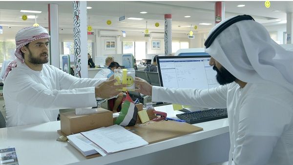 احد المتعاملين يستلم الهدايا المقدمة له من سلطة دبي الملاحية. احد المتعاملين يستلم الهدايا المقدمة له من سلطة دبي الملاحية.