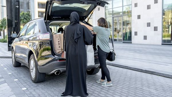 ما رأيك في دعوة والدتك لتمضية اليوم خارجاً، والسماح لفورد بالاهتمام بكما طوال النهار؟