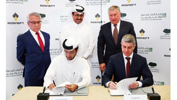 مؤسسة قطر وروسنفت توقعان الاتفاقية في واحة قطر للعلوم والتكنولوجيا.