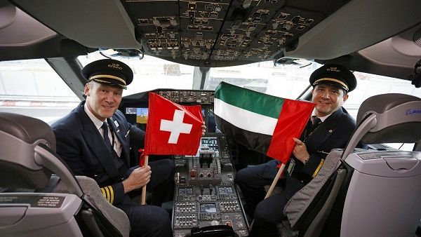 الكابتن جورج دوغلاس، ومانجينو بابلو أوكتافيو غارسيا، مساعد طيار أول، يقودان الرحلة الأولى لطائرة بوينغ 787 دريملاينر من أبوظبي إلى جنيف.