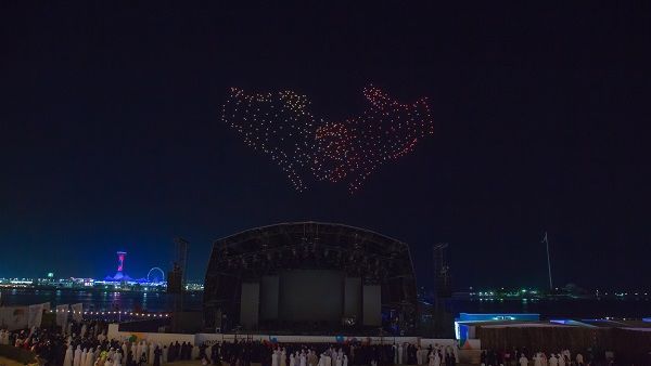 شهد مهرجان أم الإمارات عرضاً لسرب يتكون من 500 طائرة بدون طيار "درون" بالأضواء في سماء العاصمة. شهد مهرجان أم الإمارات عرضاً لسرب يتكون من 500 طائرة بدون طيار "درون" بالأضواء في سماء العاصمة.