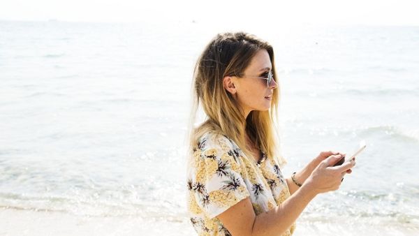 The study predicts that holiday-goers in the summer will spend up to 26 hours a week on their smartphone. (Pixabay)