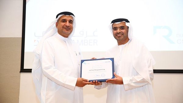 قام بتسليم الجائزة سعادة ماجد سيف الغرير، رئيس مجلس إدارة غرفة دبي، إلى السيد عبدالله إسحاق، رئيس إدارة التأجير وخدمة العملاء. قام بتسليم الجائزة سعادة ماجد سيف الغرير، رئيس مجلس إدارة غرفة دبي، إلى السيد عبدالله إسحاق، رئيس إدارة التأجير وخدمة العملاء.