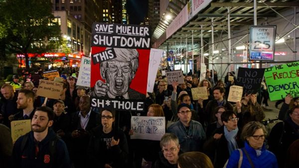 في نيويورك، تجمع المئات في منطقة السكوير تايمز مطالبين بعدم التدخل بتحقيق السيد مولر