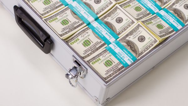Taxi drivers in Sharjah were rewarded with $84,000 in cash in appreciation for honest behavior. 