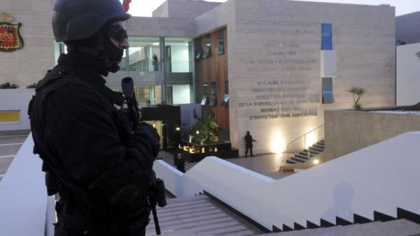 A member of the Moroccan special forces guard stands outside of the Central Bureau of Judicial Investigation (BCIJ) building on March 23, 2015 during a press conference by the governor of the BCIJ in Rabat. (AFP/File)