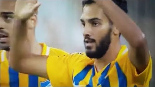  موسى التعمري لاعب نادي ابويل نيقوسيا القبرصي ساجدا في الملعب 