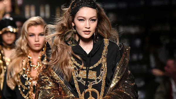 جيجي حديد في عرض Moschino X H&M