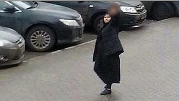 صورة للمراة وهي تمسك برأس الطفل المقطوع خارج محطة للمترو في موسكو