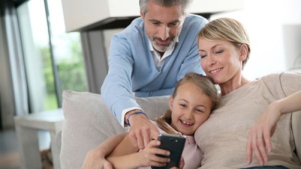 على الأهل استخدام أسلوب الحوار بصوت هادىء ورزين مع أطفالهم