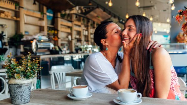 قضاء الوقت بجانب والدتك باستمرار يساعدعلى تحسين صحتها المزاجية والصحية
