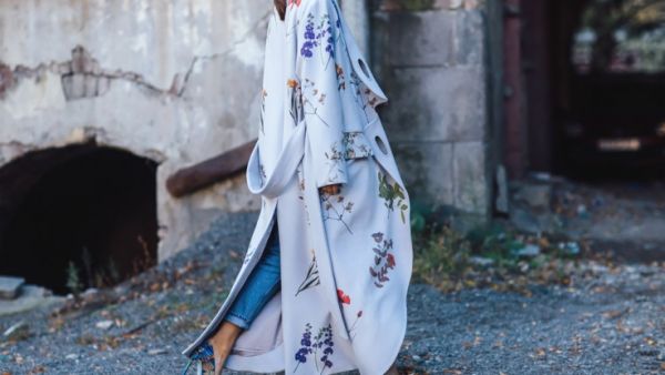 المعطف المزدان بنقوش الزهور يمنح المرأة إطلالة مبهجة مفعمة بالرقة 