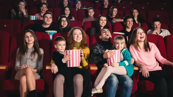 احجزي تذاكر سينما واذهبي مع من تحبين أو مع عائلتك