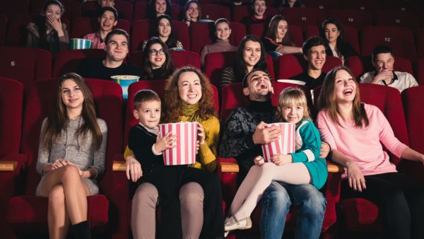 احجزي تذاكر سينما واذهبي مع من تحبين أو مع عائلتك