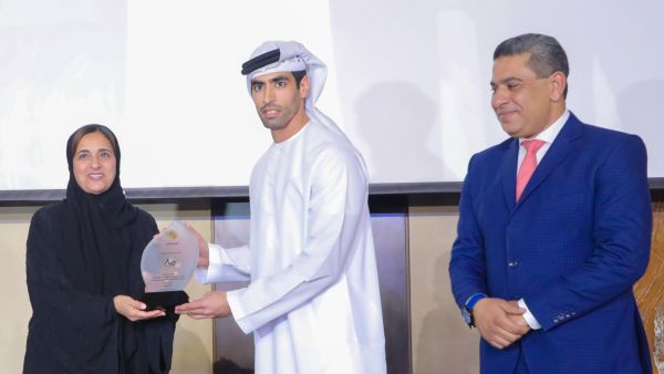 نالت منى المنصوري لقب سفيرة الإمارات في صناعة الموضة العالمية للعام 2018