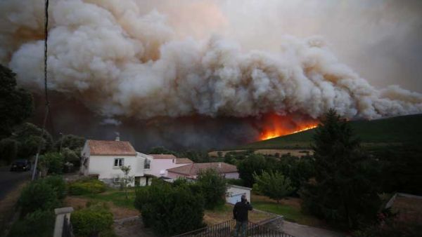 إجلاء حوالى 700 شخص في كورسيكا بسبب حريقين
