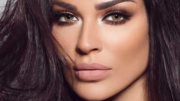 نادين نسيب نجيم تخطف الأنظار ببدلة عصرية من تصميم ألكسندر فوتييه

