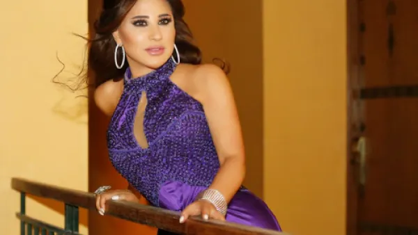 "نجوى كرم" بإطلالة باهرة بلون ملوكي

