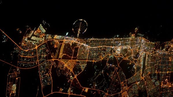  جاء نجاح دولة الإمارت في استضافة الندوة بفضل ملف الاستضافة الذي تقدم به مركز محمد بن راشد للفضاء لإدارة الأكاديمية الدولية للملاحة الفضائية.