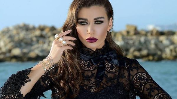 الفنانة اللبنانية نادين الراسي