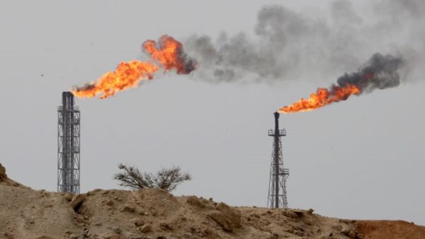 تعد عبادان مركزا عالميا لتكرير النفط، وهي متصلة مع آبار النفط الإيرانية بواسطة أنابيب 