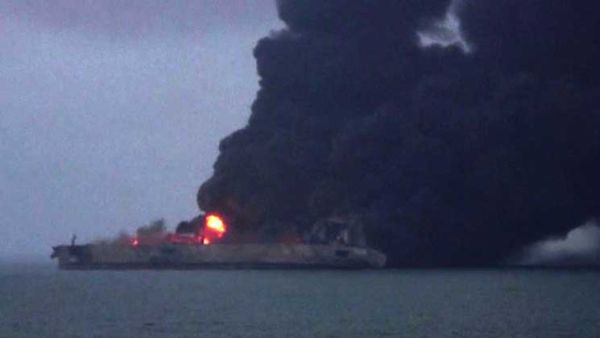 كان التصادم وقع بين الناقلة وسفينة الشحن مساء يوم السبت في بحر الصين الشرقي 