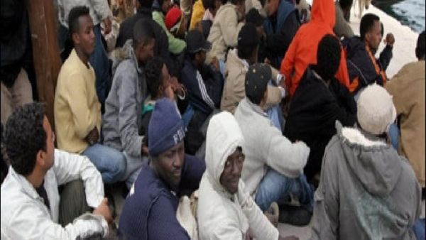 مهاجرون أفارقة فارين من الحرب في ليبيا