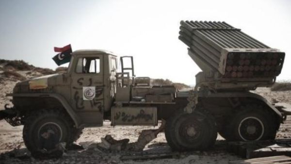 احد المتمردين الليبيين يستريح تحت راجمة صواريخ في البريقة 
