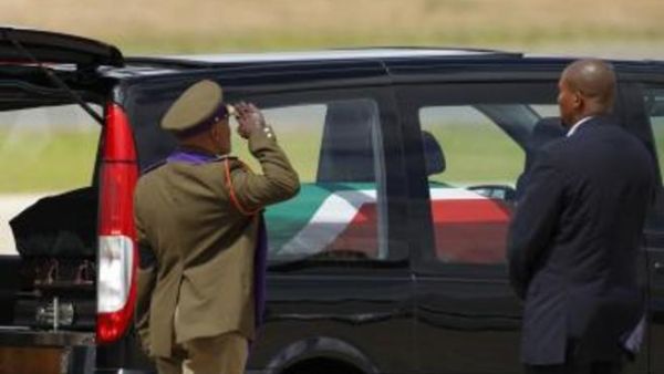 نقل نعش أول رئيس أسود لجنوب أفريقيا في عربة من مطار ماثاثا