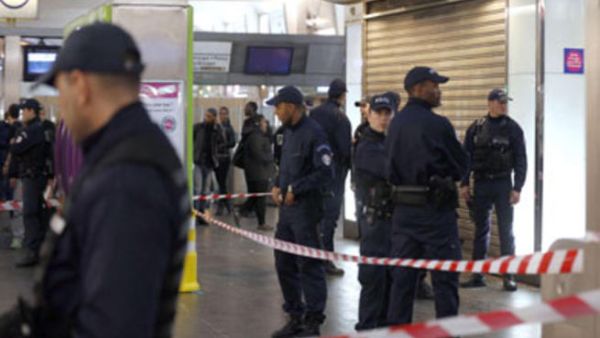 طعن جندي فرنسي كان في دورية في منطقة تجارية غرب باريس
