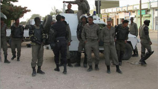 الشرطة إستخدمت خراطيم المياه والغازات المسيلة للدموع والقنابل الصوتية لتفريق المتظاهرين