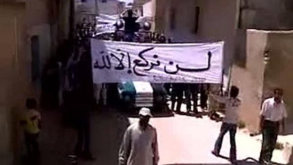 متظاهرون في سوريا خلال جمعة "لن نركع"