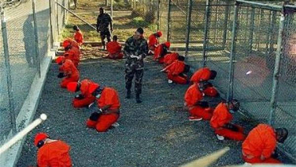 اخضاع المعتقلين في غوانتانامو لتفتيش جسدي دقيق بما في ذلك المناطق الحساسة