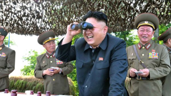 الزعيم الكوري الشمالي كيم جونغ اون يقود بنفسه تدريبا عسكريا واسعا على مهاجمة جزيرة 