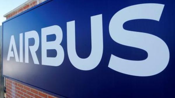 شعار إيرباص على مقرها بالقرب من تولوز في فرنسا
