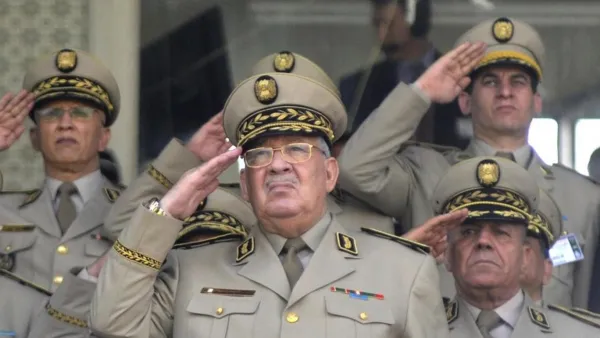 رئيس الأركان الجزائري الفريق أحمد قايد صالح محاطاً بعدد من الضباط
