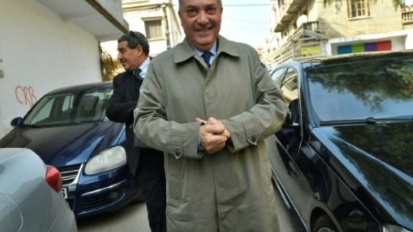 رئيس الوزراء الجزائري الاسبق علي بنفليس لدى وصوله للمشاركة في اجتماع للمعارضة الجزائرية
