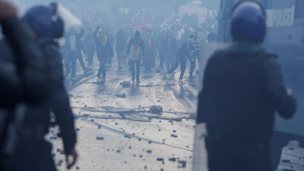 مواجهات بين الشرطة والمتظاهرين في العاصمة الجزائرية