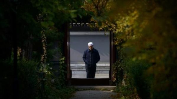 رجل من الاويغور يصل إلى مسجد في بكين
