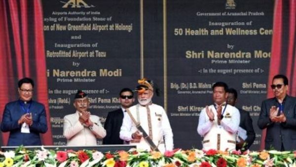 رئيس الوزراء ناريندرا مودي (وسط) لدى افتتاجه لمشارع تطويرية في ولاية أروناجل برديش في شمال شرق البلاد

