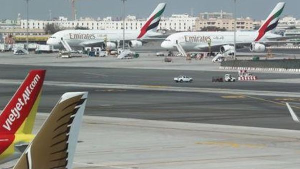 طائرات تظهر بمطار دبي الدولي
