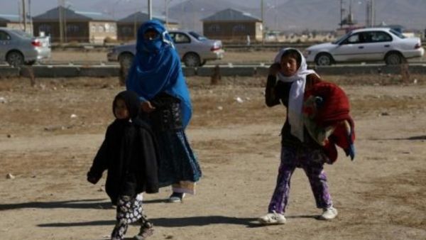 نازحون في أفغانستان هرباً من معارك بين طالبان وقوات الأمن الأفغانية في غازني

