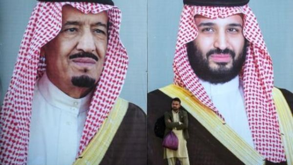 صورتان عملاقتان للعاهل السعودي الملك سلمان بن عبد العزيزو ولي العهد الأمير محمد بن سلمان في أحد شوارع إسلام أباد
