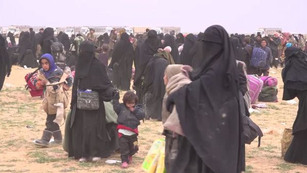 أتباع داعش وضحاياها يفرون من أنقاض "الخلافة" في سوريا