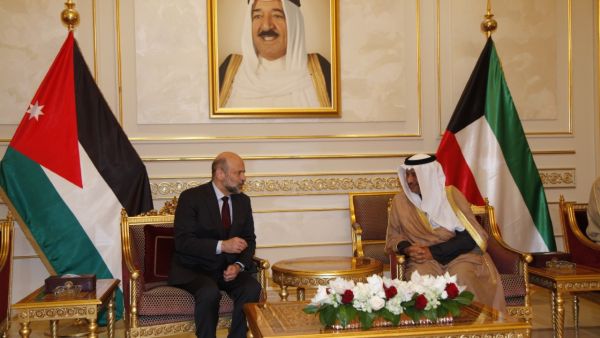 رئيس مجلس الوزراء الكويتي الشيخ جابر المبارك الصباح خلال اجتماعه مع نظيره الاردني عمر الرزاز في الكويت 
