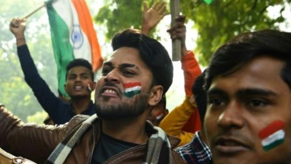 متظاهرون هنود يهتفون بشعارات مناهضة لباكستان خلال مسيرة في نيودلهي

