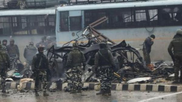 جانب من الحافلات العسكرية الهندية التي استهدفت في اقليم كشمير
