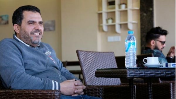 مفتاح أطلوبة يجلس في مقهاه في بنغازي
