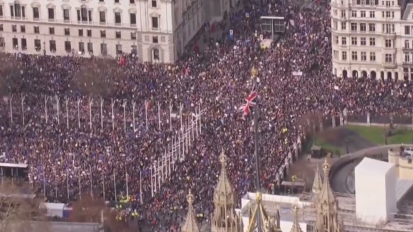 حشود تجتاح شوارع لندن للمطالبة باستفتاء آخر على مغادرة أوروبا
